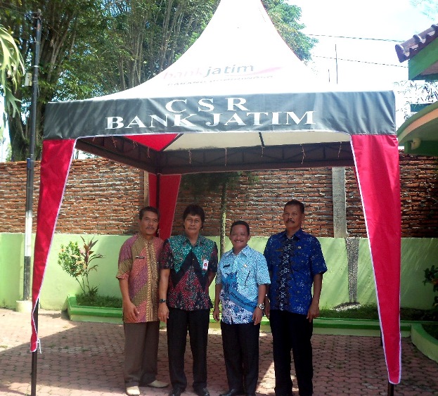 Bantuan Bank Jatim 100 Tenda Kerucut utk PKL Bondowoso