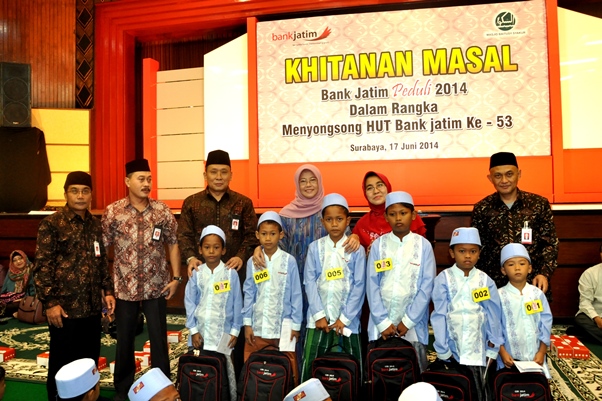 Khitanan Massal Bank Jatim Peduli 2014